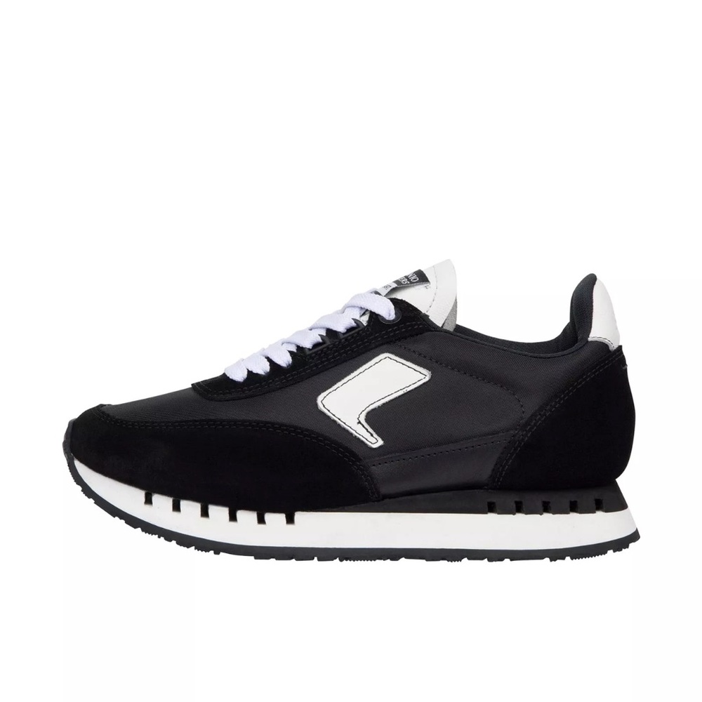 SAS Womens 7Eventy6ix Runner Black Moon NWT size 10 WW